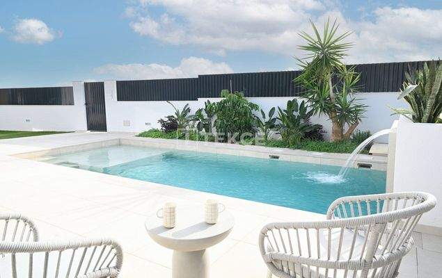 Detached Villas with Panoramic Views of the Golf Course in Murcia