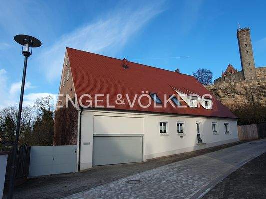 Elegante Vorderansicht , integrierte Garage und eindrucksvollem Blick auf die Burg Abenberg