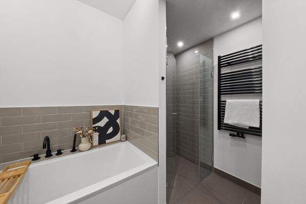 Badezimmer mit Badewanne und Dusche