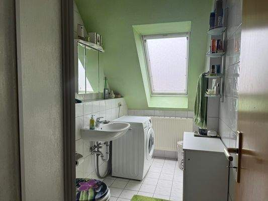 Bad mit Dusche und Waschmaschinenstellplatz