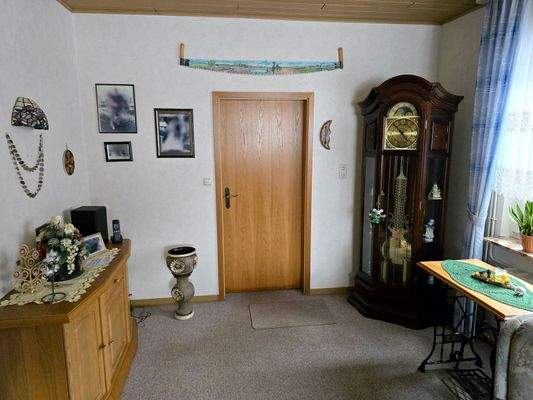 Wohnzimmer mit Durchgang zur Küche