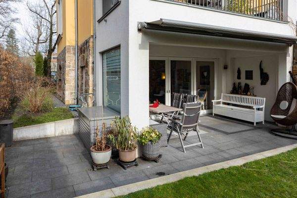 Süd-Terrasse mit Übergang zum Garten