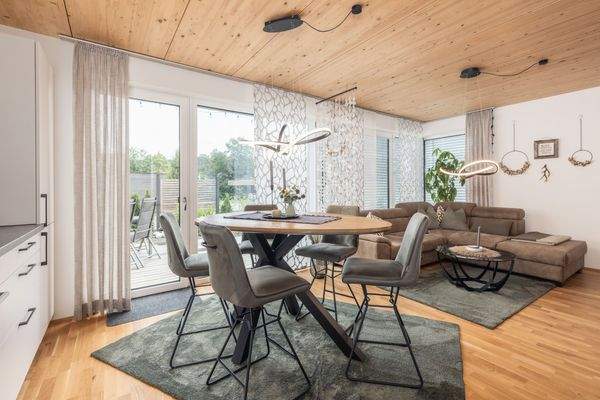 Heller Wohn- und Essbereich mit moderner Küche