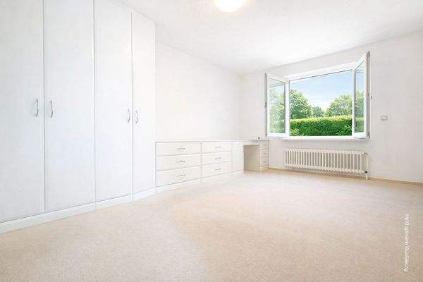 Das Schlafzimmer mit Einbauschrank ist gut möblierbar