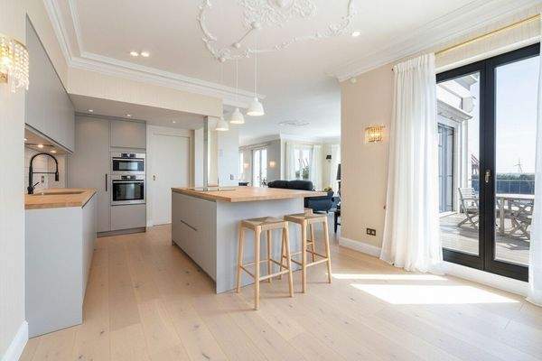 (KI) Offene Küche mit Zugang zum zweiten Südbalkon (KI)