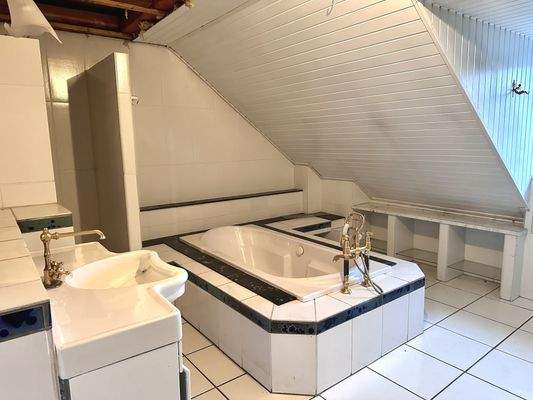Bad im Dachgeschoss