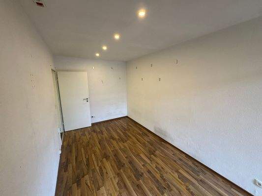 Leerer Raum mit Holzboden