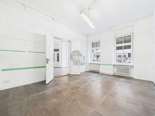 Büroraum mit Flügeltüren