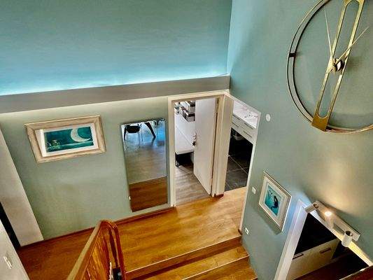 Runter geht es in den Wohn- und Essbereich...