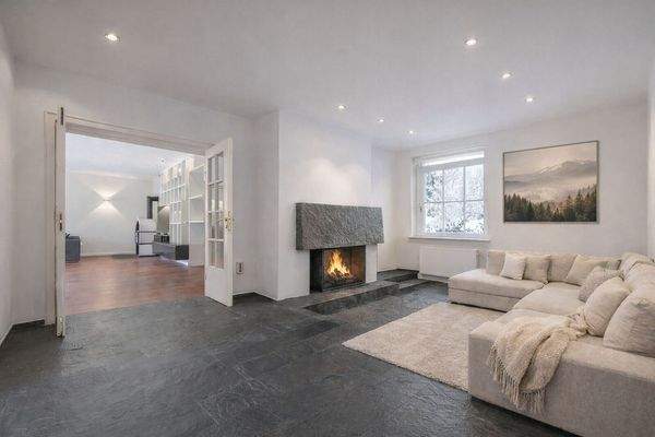 Gemütlicher Bereich mit Kamin