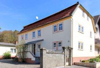 Seitenansicht Pfarrhaus mit Hauseingnang