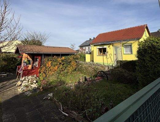 Ansicht Süden mit Gartenhäuschen