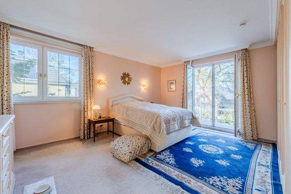 Master Schlafzimmer mit Balkon