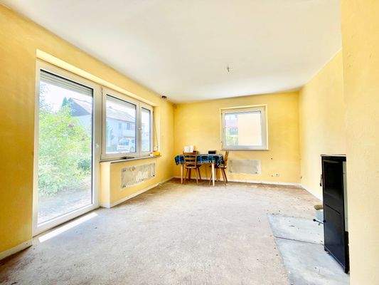 EG: Wohnbereich mit Zugang zur Terrasse