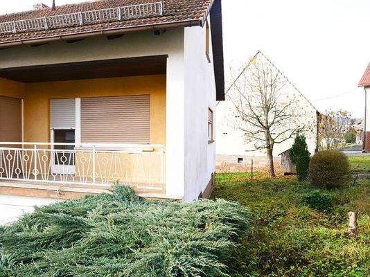 Vorgarten mit Balkon