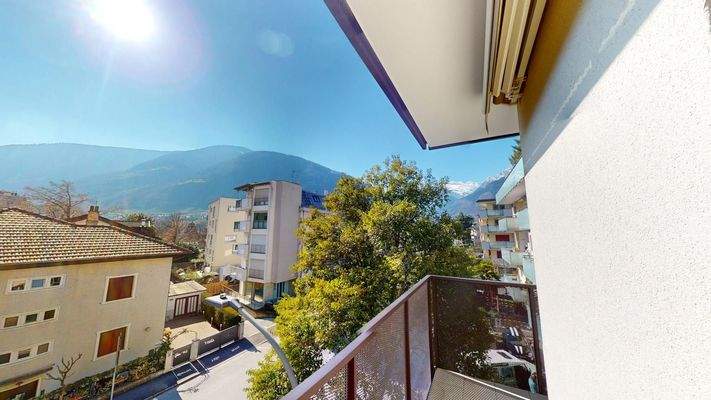 Meran-Merano-Dreizimmerwohnung-trilocale-Balkon-balcone-Keller-cantina-zentral-saniert-ristrutturato-Bonus 110-Böden-pavimenti-Fenster-finestre