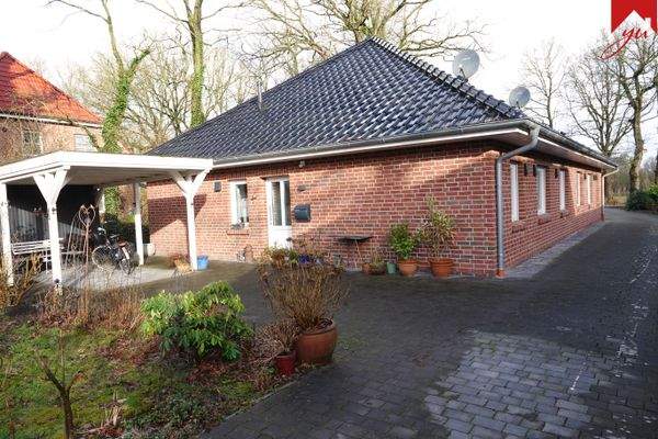 Hausansicht mit Carport und Abstellraum
