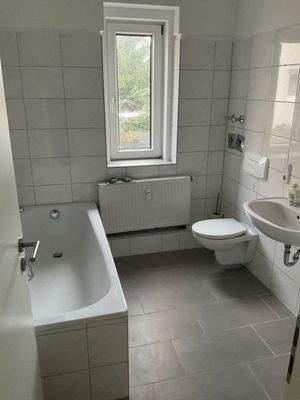 Helles Badezimmer mit Fenster