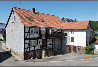 Wohnhaus m. Nebengebäude