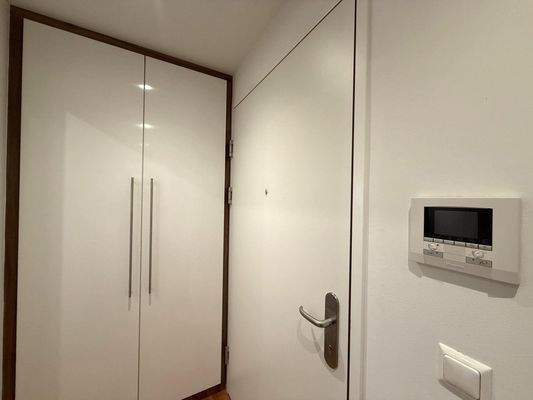 Wohnungseingang / Einbaugarderobe / Deckenspots