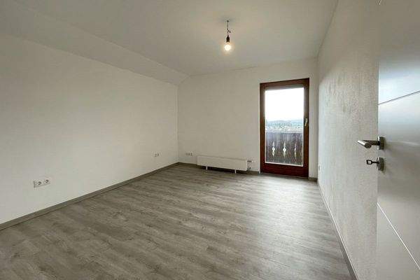 Zimmer 3 mit Zugang zum Balkon (OG)