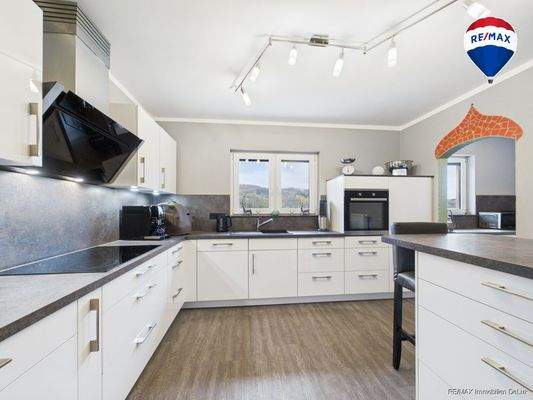 RE/MAX Immobilien DeLux Zweifamilienhaus Wadern-Lockweiler Küche