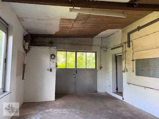 große Werkstatt mit Tor