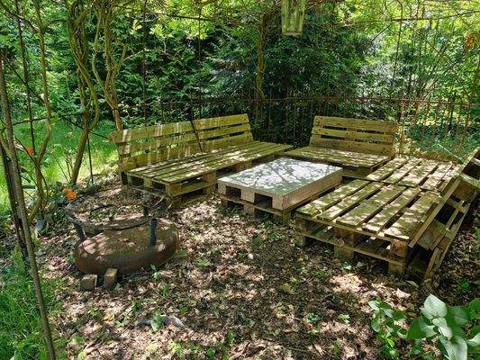 lauschiger Sitzplatz unter einem Blätterdach