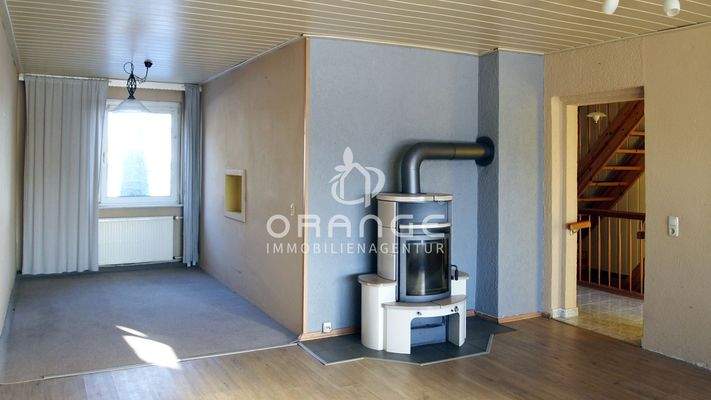 Wohnzimmer mit Durchreiche zur Küche und Zugang zur Terrasse