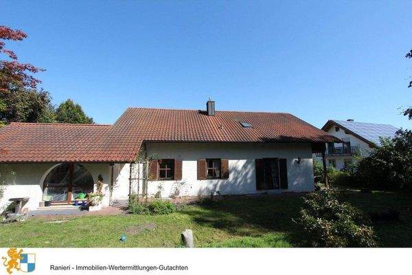 Hausansicht mit Garten