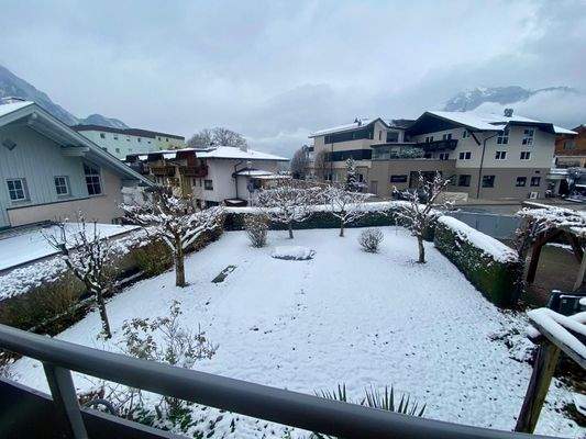 Blick vom Balkon in den Garten