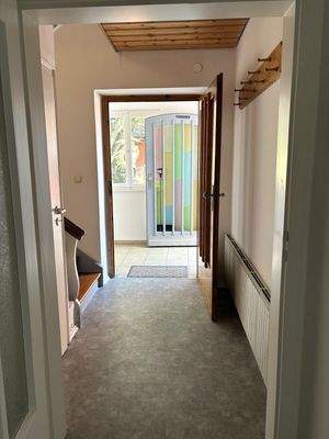 Hausflur mit Blick zum Vorplatz