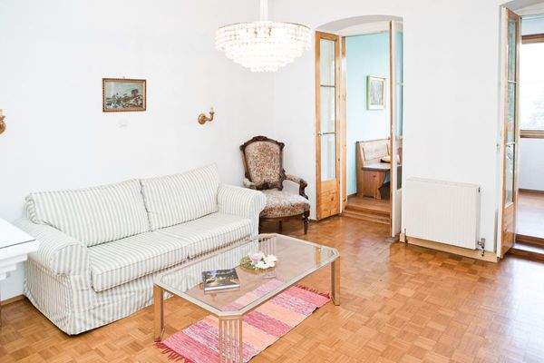 Wohnzimmer mit ausziehbarer Couch