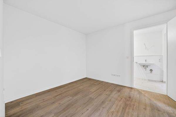 Heller Schlafbereich mit Zugang zum Bad