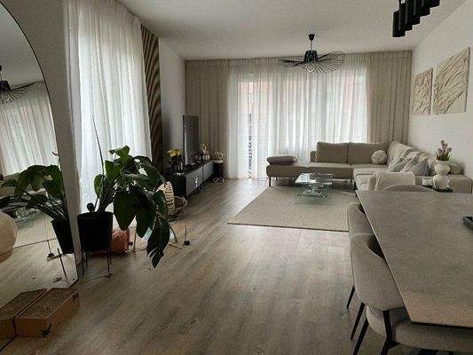 Wohn- und Essbereich mit Zugang zur Terrase und Vinylfußboden  .jpg