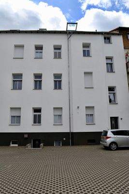 Haus Hinteransicht Innenhof mit Parkmöglichkeiten