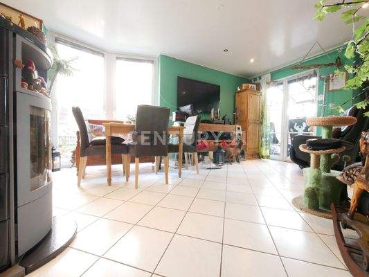 Offener Wohn-/ Essbereich mit Ofen