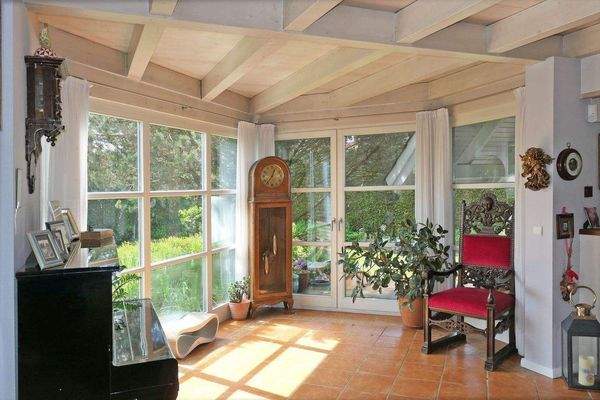 Wohnzimmer mit Zugang zur Terrasse