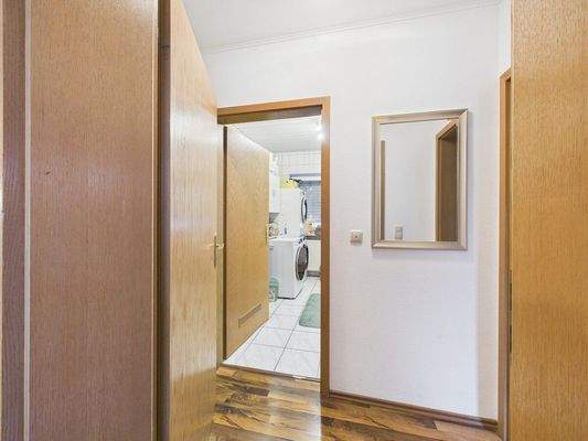 Blick vom Flur ins Badezimmer