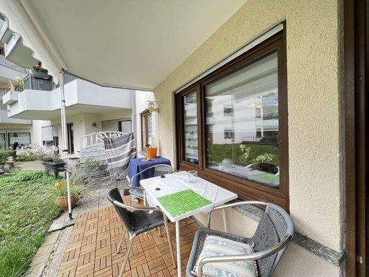 überdeckter Terrassenplatz ...