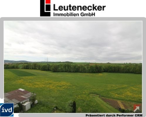 Panoramablick über Wiesen und Felder