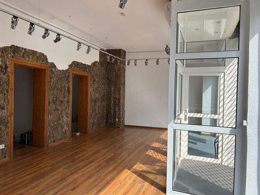 Ladenfläche, großer Büroraum Hausvorderseite