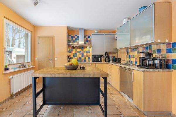 mit praktischer Speisekammer