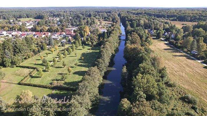 Links das Grundstück, in der Mitte der Kanal.jpg