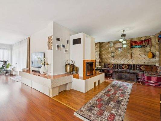 Wohnzimmer mit Kamin EG