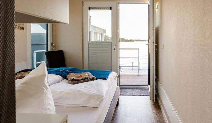 Das 1. Schlafzimmer mit Zugang 