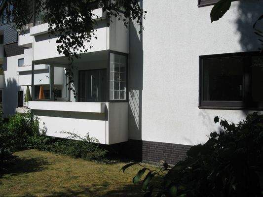 Der Balkon vom Garten betrachtet