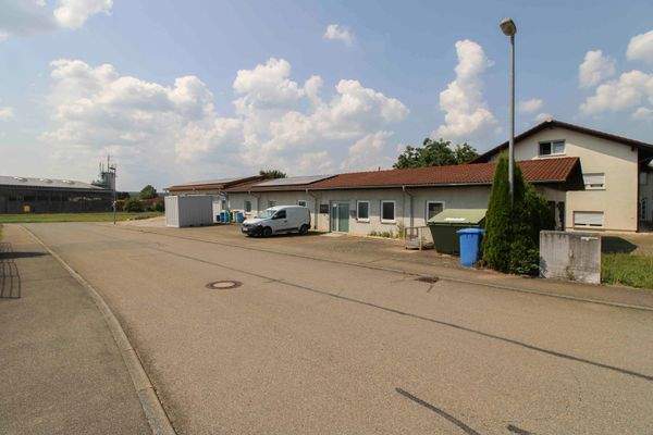 Gewerbe + Haus im Hintergrund