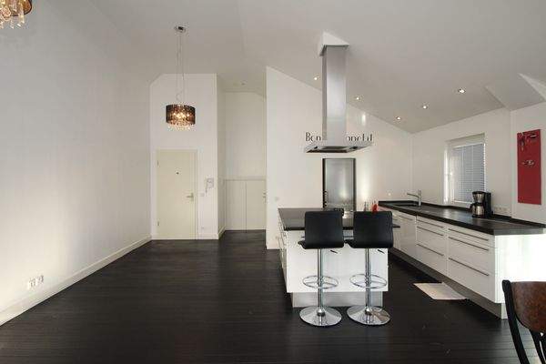 KOCHEN, EINGANG (li.) + STEUERUNG DER FUSSBODENHEIZUNG (MITTIG, HINTEN)