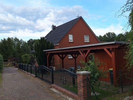 Haus 1 mit Carport von Haus 2